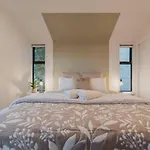 Misty Meadows Manor - Your Urban Oasis