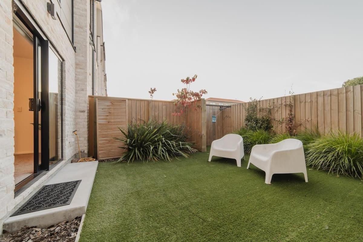 Misty Meadows Manor - Your Urban Oasis Holiday home