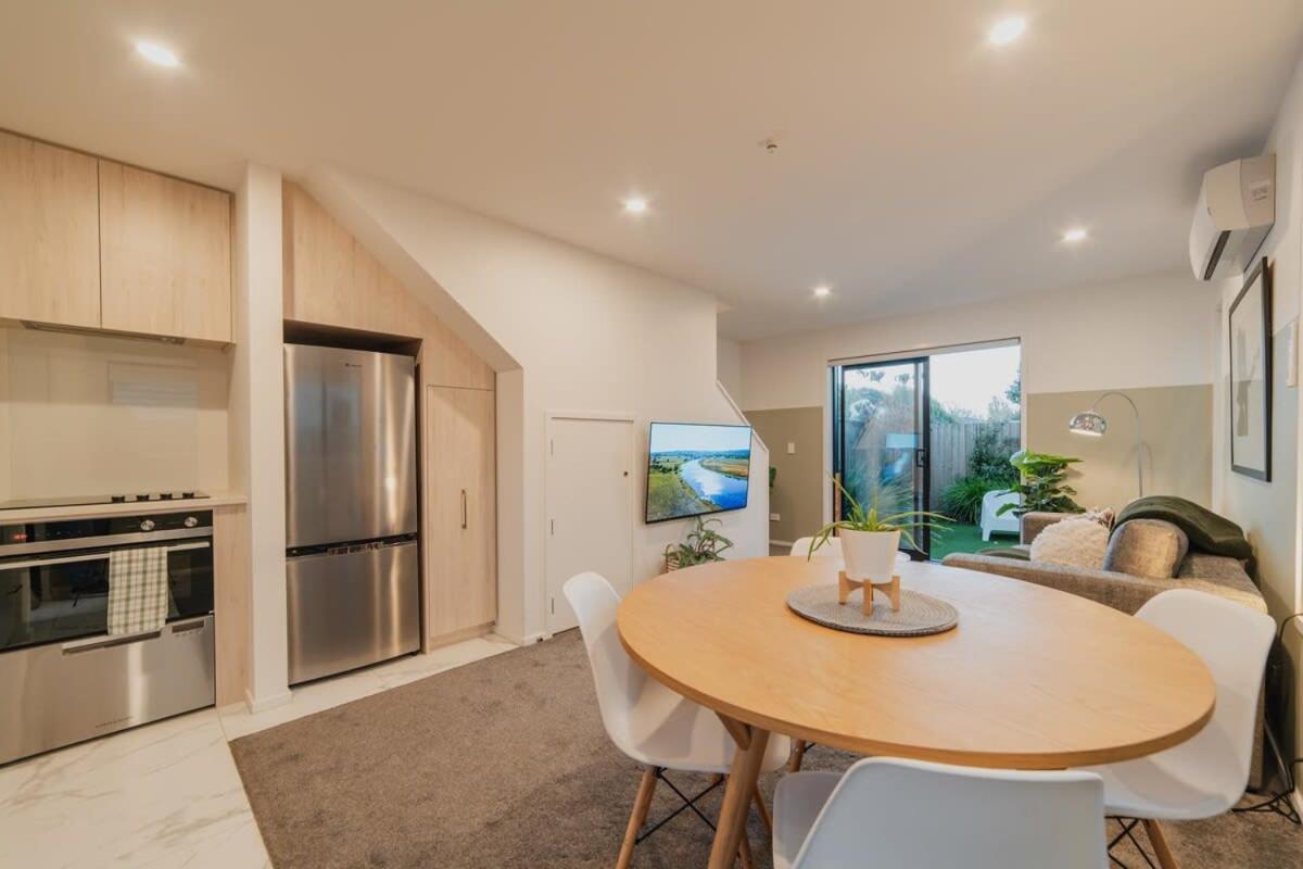 Misty Meadows Manor - Your Urban Oasis Holiday home *