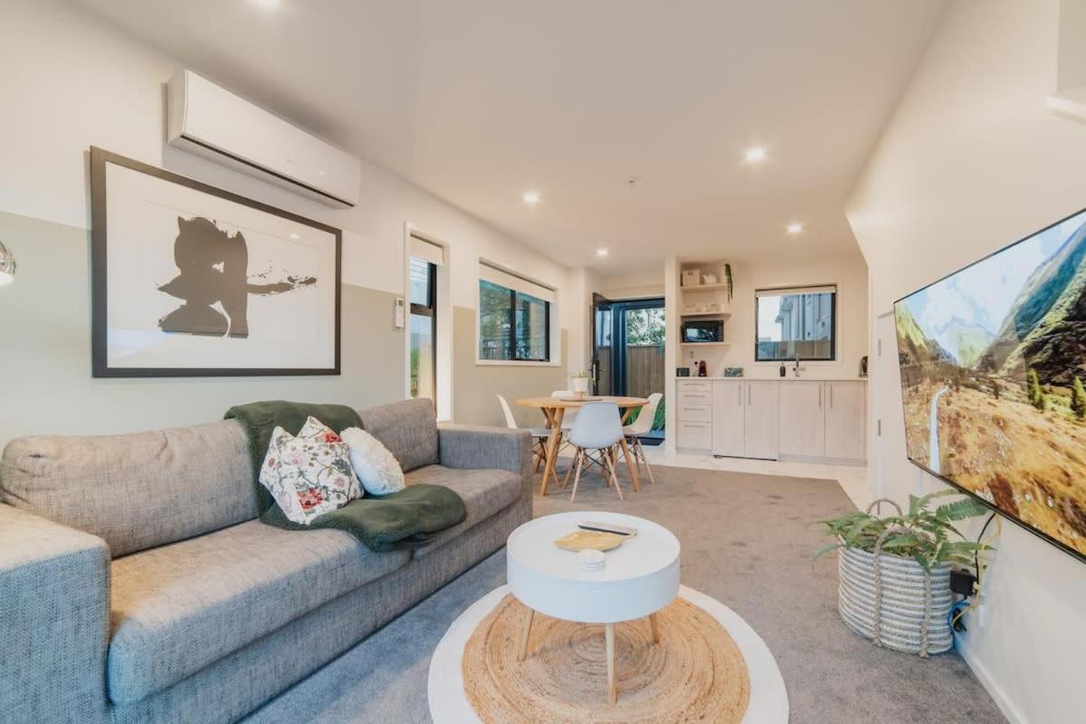 Misty Meadows Manor - Your Urban Oasis Holiday home