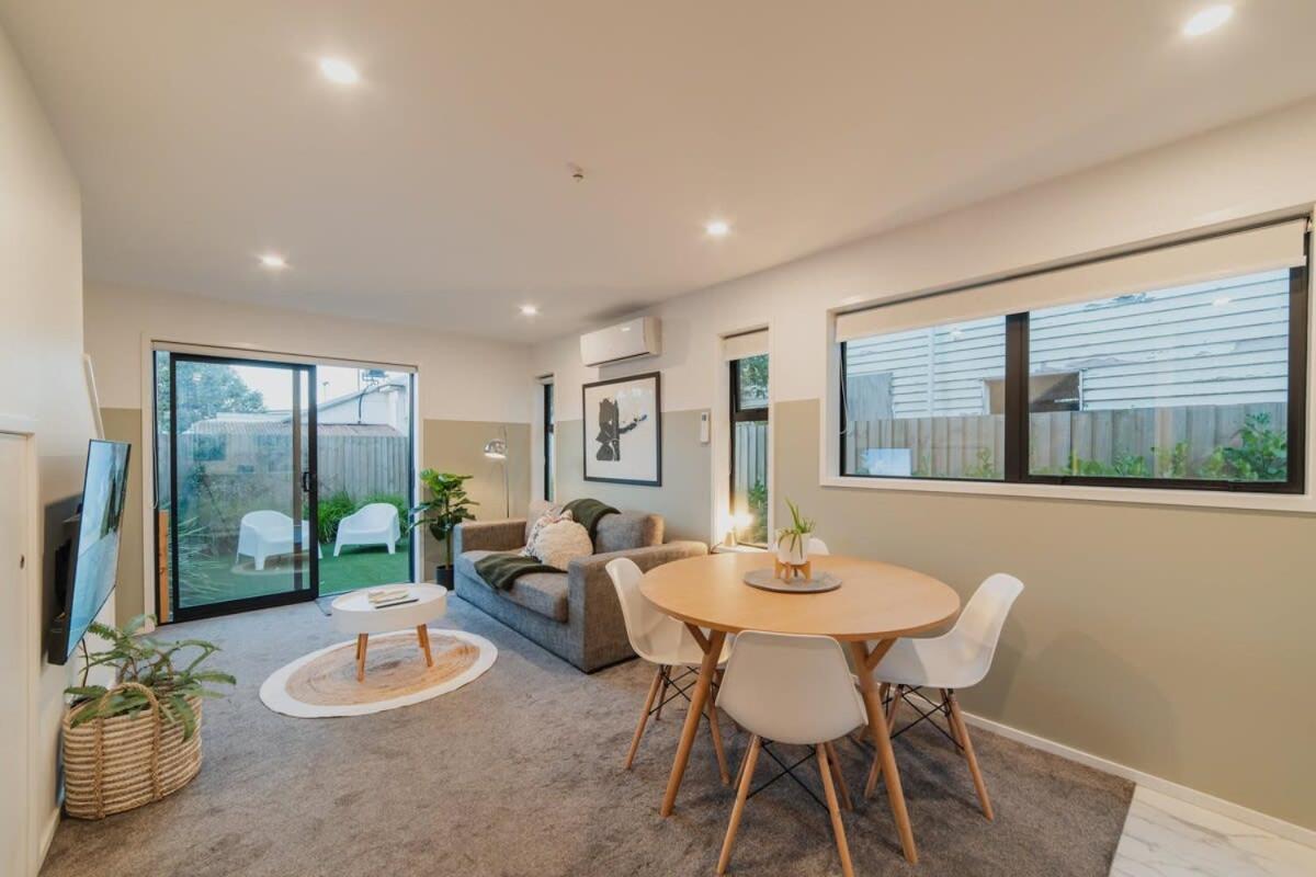 Misty Meadows Manor - Your Urban Oasis *