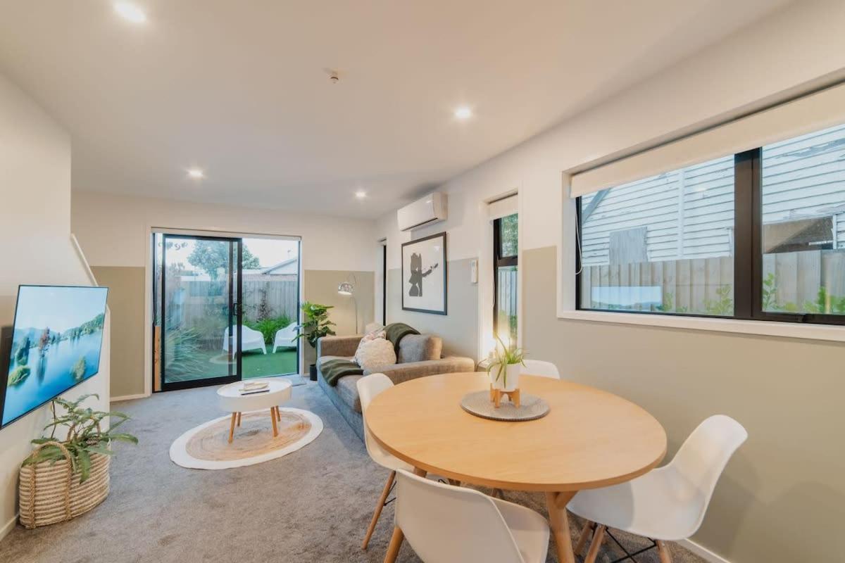 Misty Meadows Manor - Your Urban Oasis *