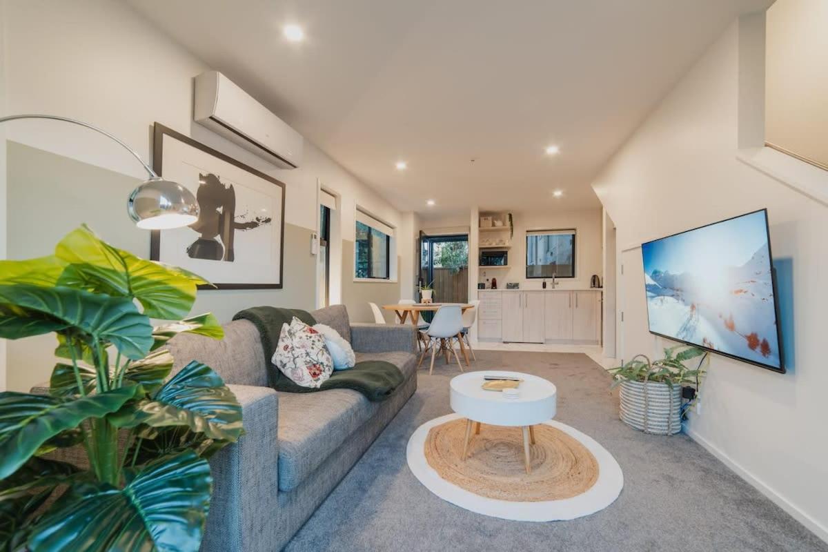 Misty Meadows Manor - Your Urban Oasis Holiday home